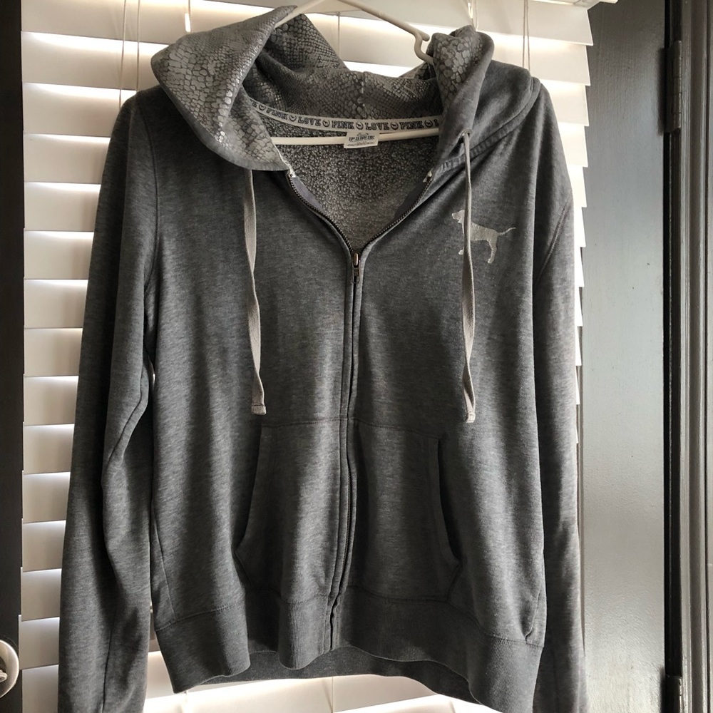 VSpinkhoodie.With silver sequins and hoodie